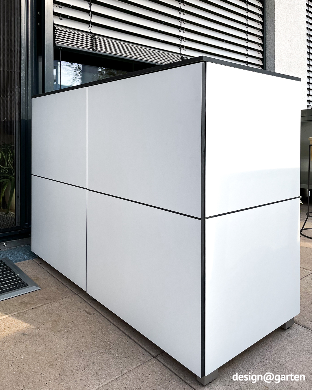 Credenza bianca in un nuovo complesso residenziale