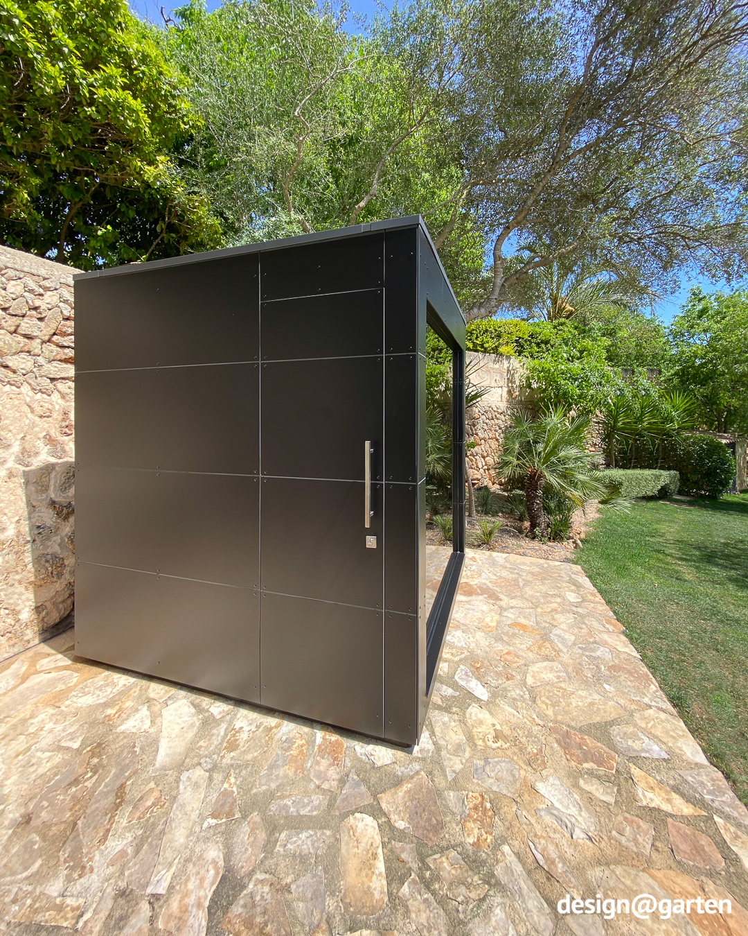 Sauna esterna nera in HPL con vetrate panoramiche a Maiorca