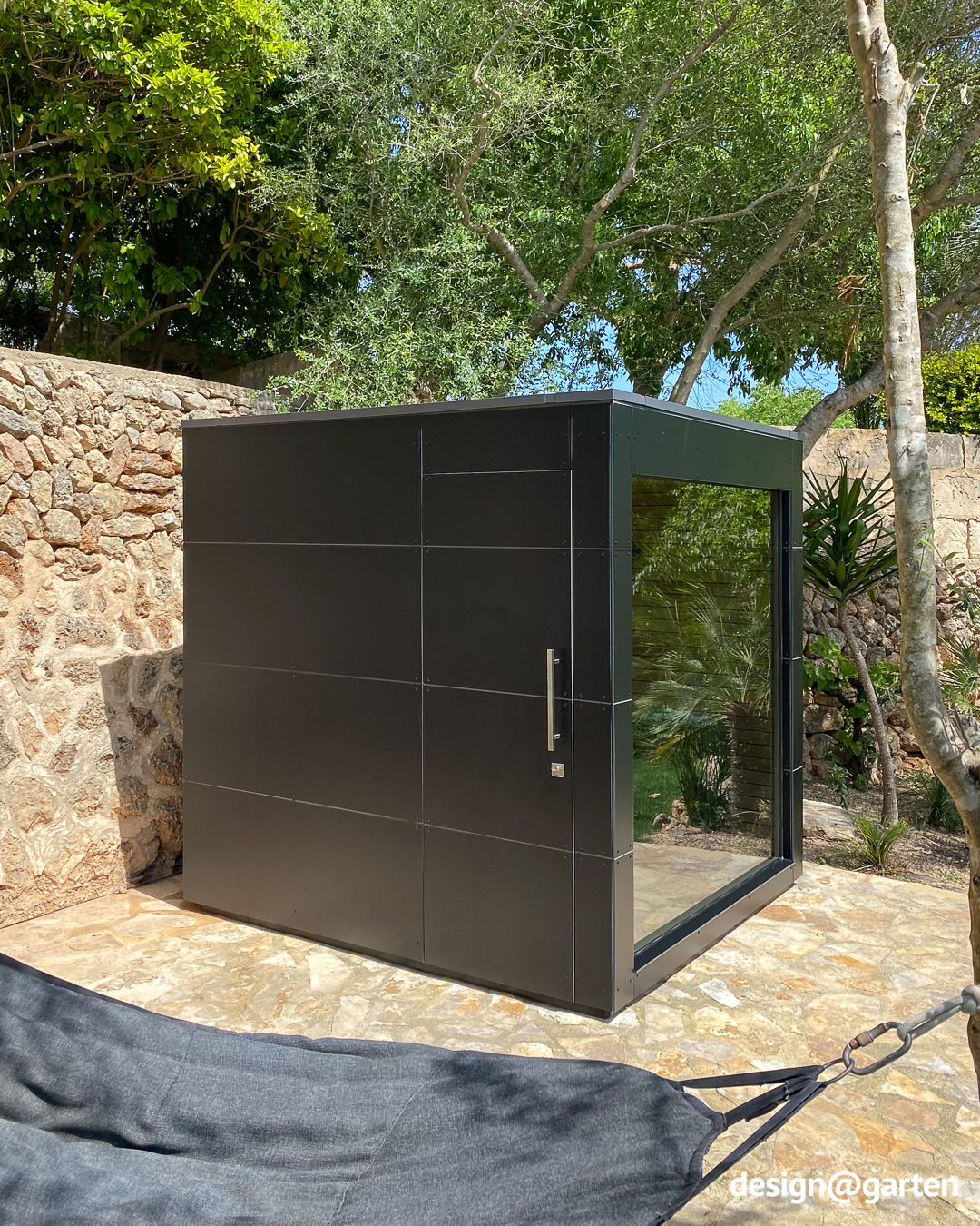 Sauna esterna nera in HPL con vetrate panoramiche a Maiorca