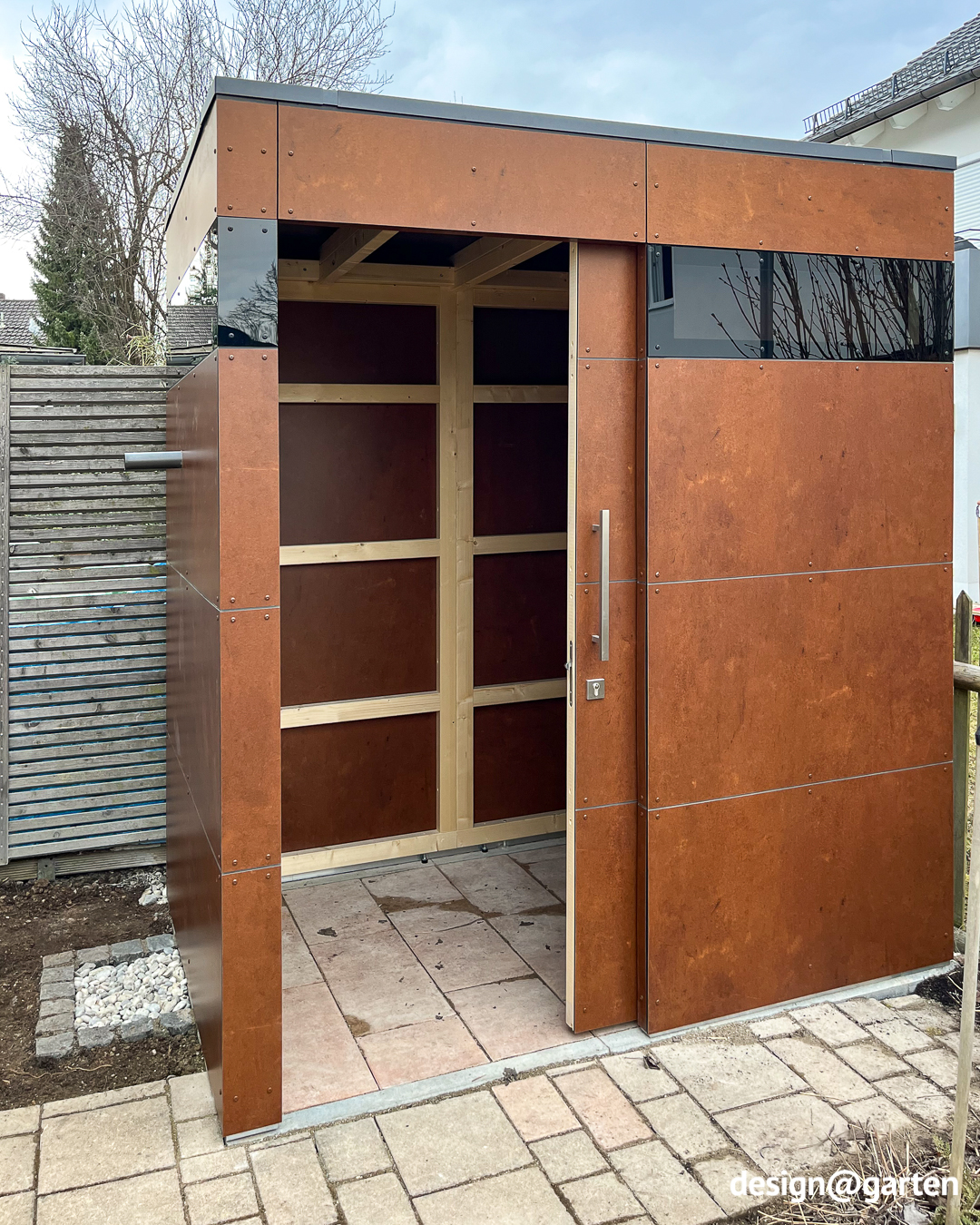 Casetta da giardino in acciaio corten con rivestimento in TRESPA-HPL