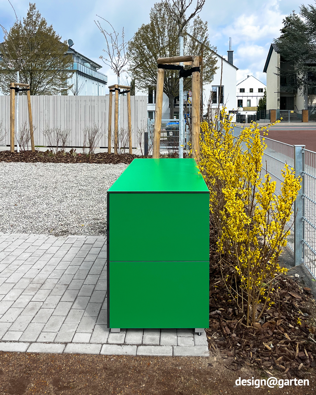 Credenza da esterno verde con ante chiudibili a chiave