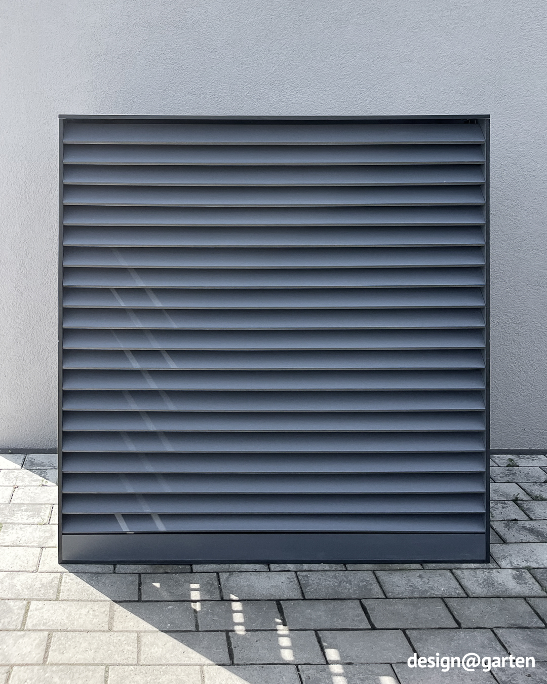 Rivestimento grigio per pompa di calore con fessure di ventilazione