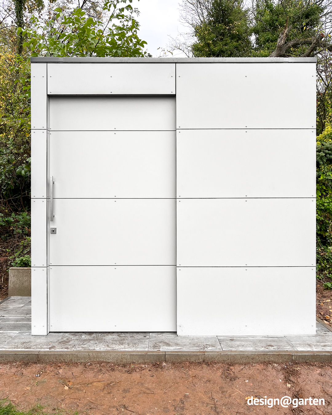 Piccola casetta da giardino in HPL ai margini del terreno