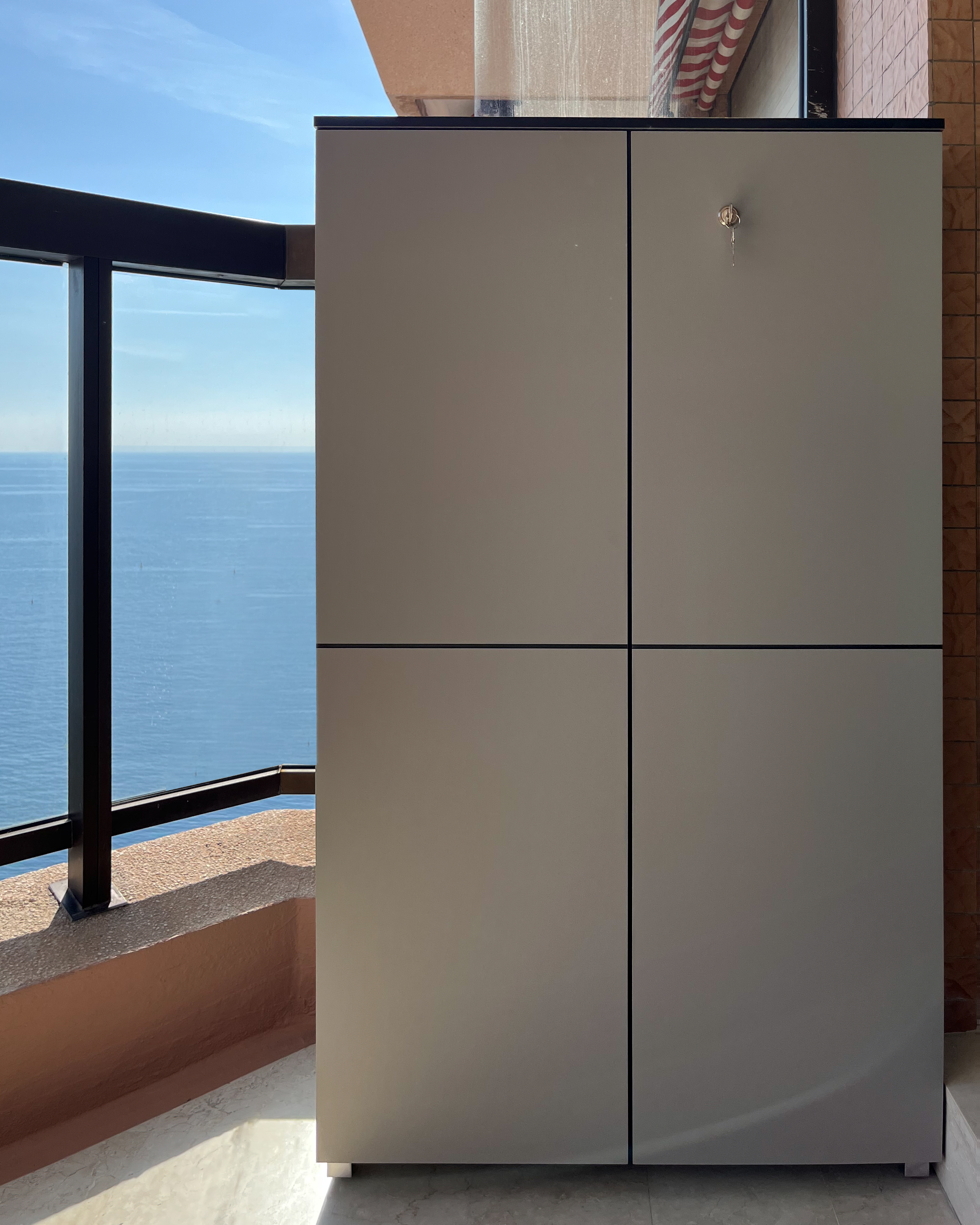 Armadio da balcone grigio su un balcone da sogno a Monaco