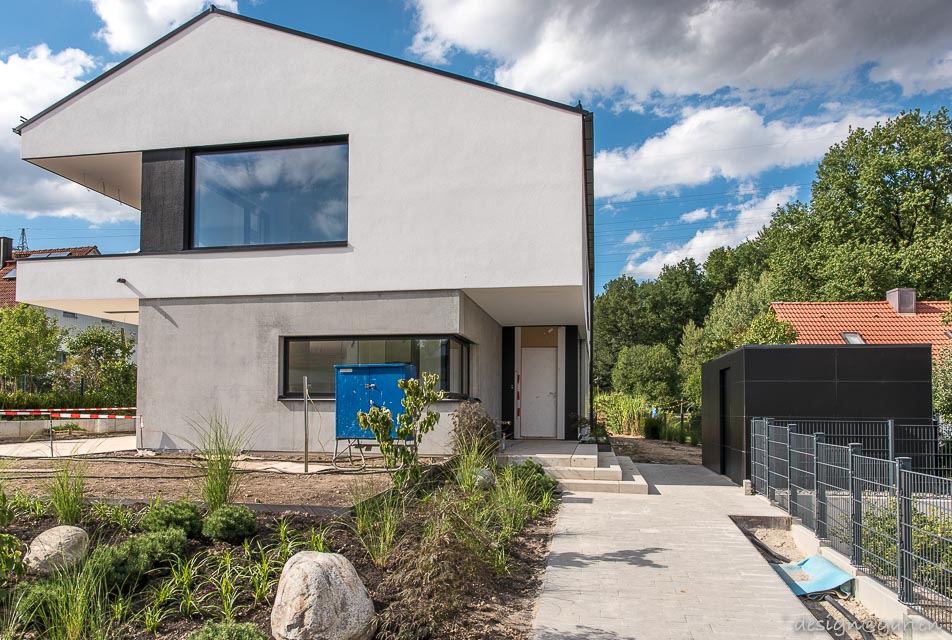 Una moderna casetta da giardino progettata da un architetto come una scatola nera