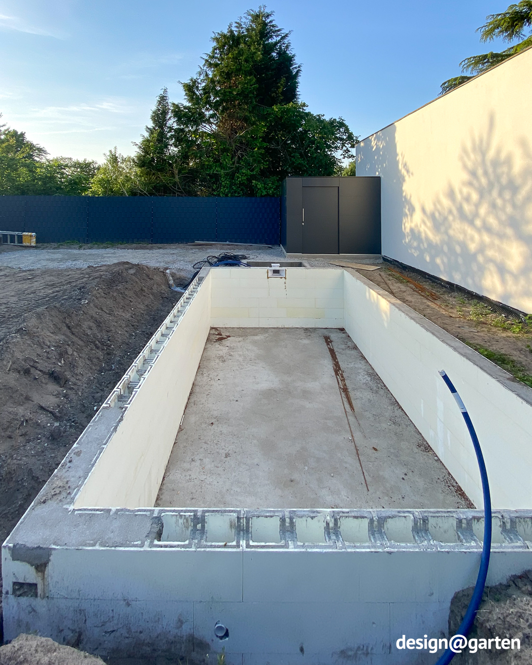 Moderna casetta da piscina con porta scorrevole in HPL