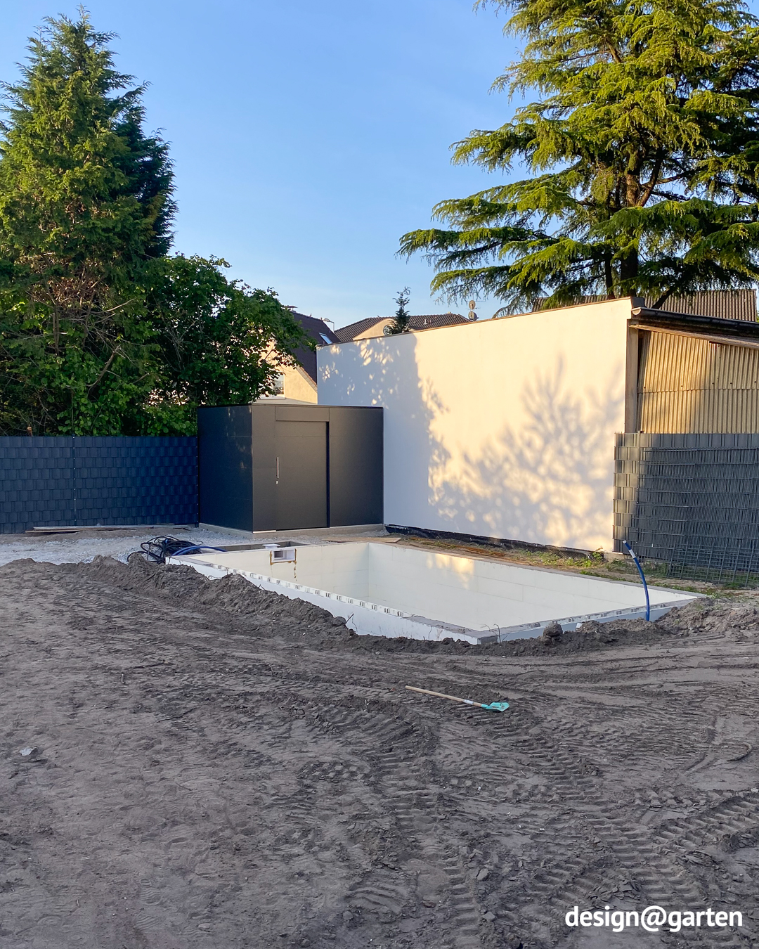 Moderna casetta da piscina con porta scorrevole in HPL