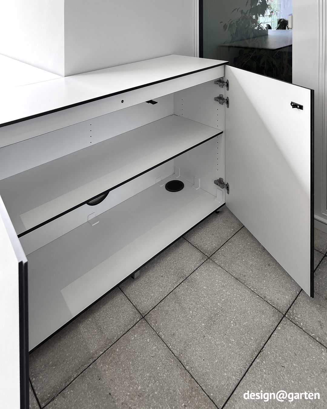 Armadio modulare da esterno come credenza angolare in bianco