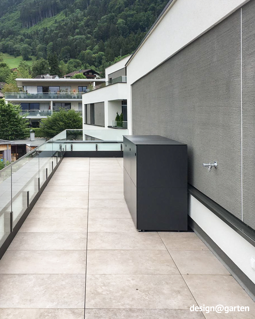 Box per bidoni della spazzatura in antracite sulla terrazza sul tetto