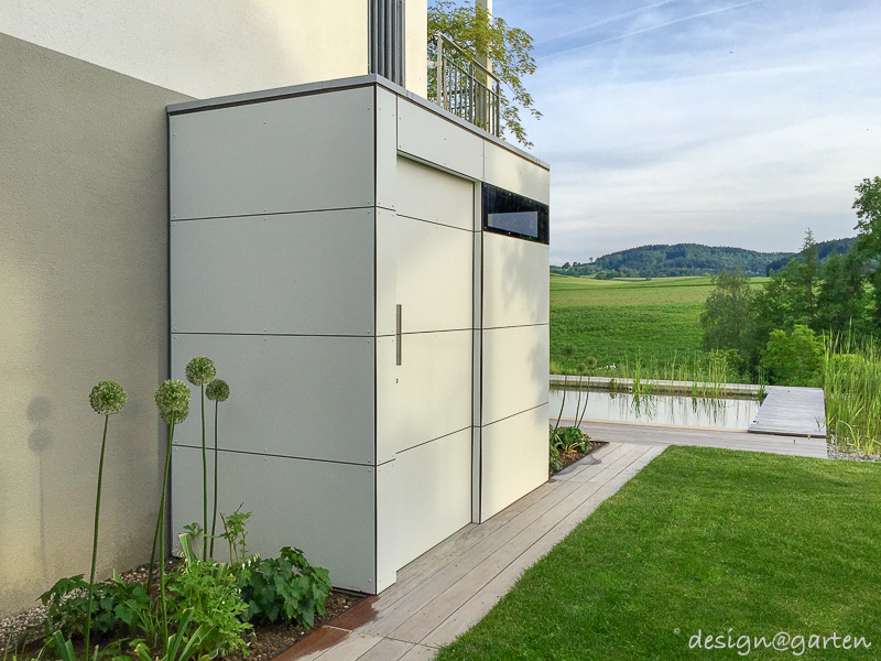 Soluzione abitativa ben studiata in Svizzera: la piccola casetta da giardino di design come variante di ampliamento