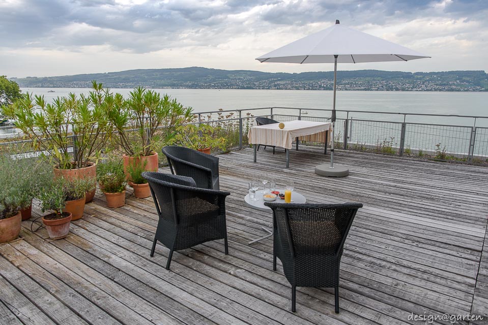 Accento cromatico con sistema: il moderno armadio contenitore per balcone