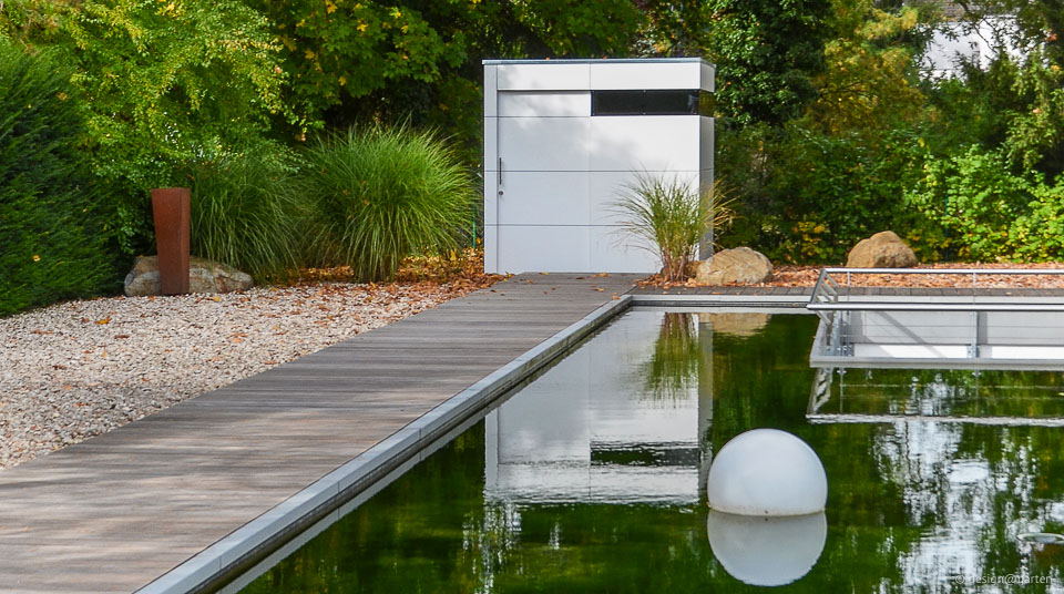 Linee pulite in giardino: la moderna casetta per attrezzi progettata da architetti