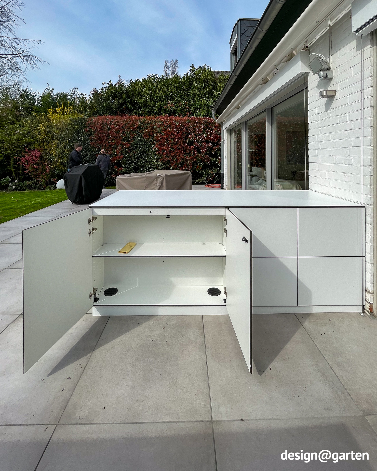 Ampia credenza di design per la terrazza con spazio contenitivo su entrambi i lati