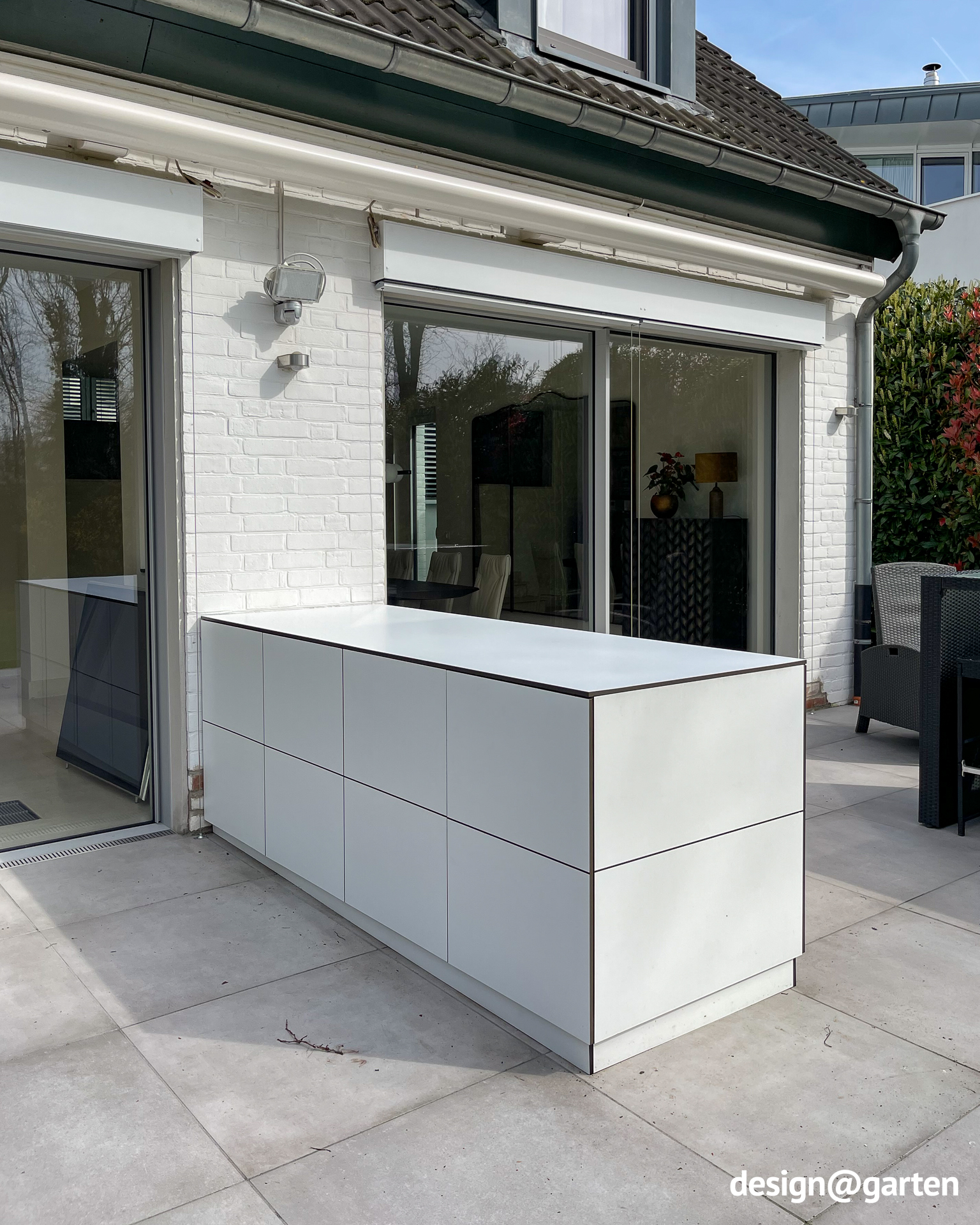 Ampia credenza di design per la terrazza con spazio contenitivo su entrambi i lati