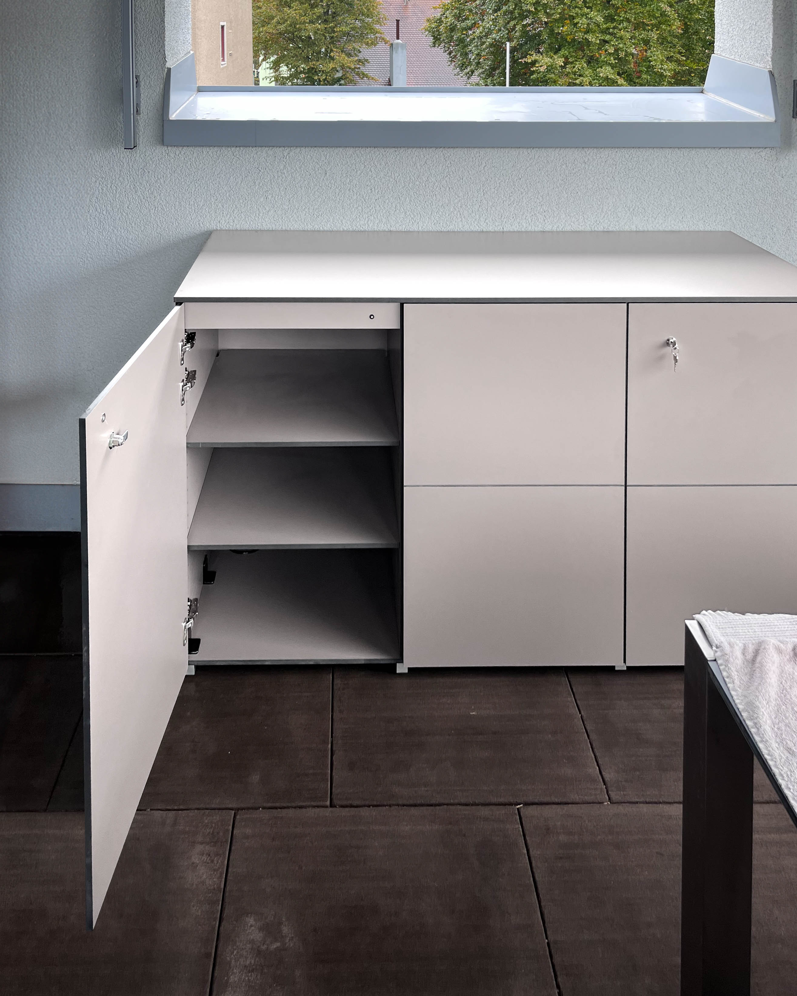 Credenza grigio argento per balcone in HPL