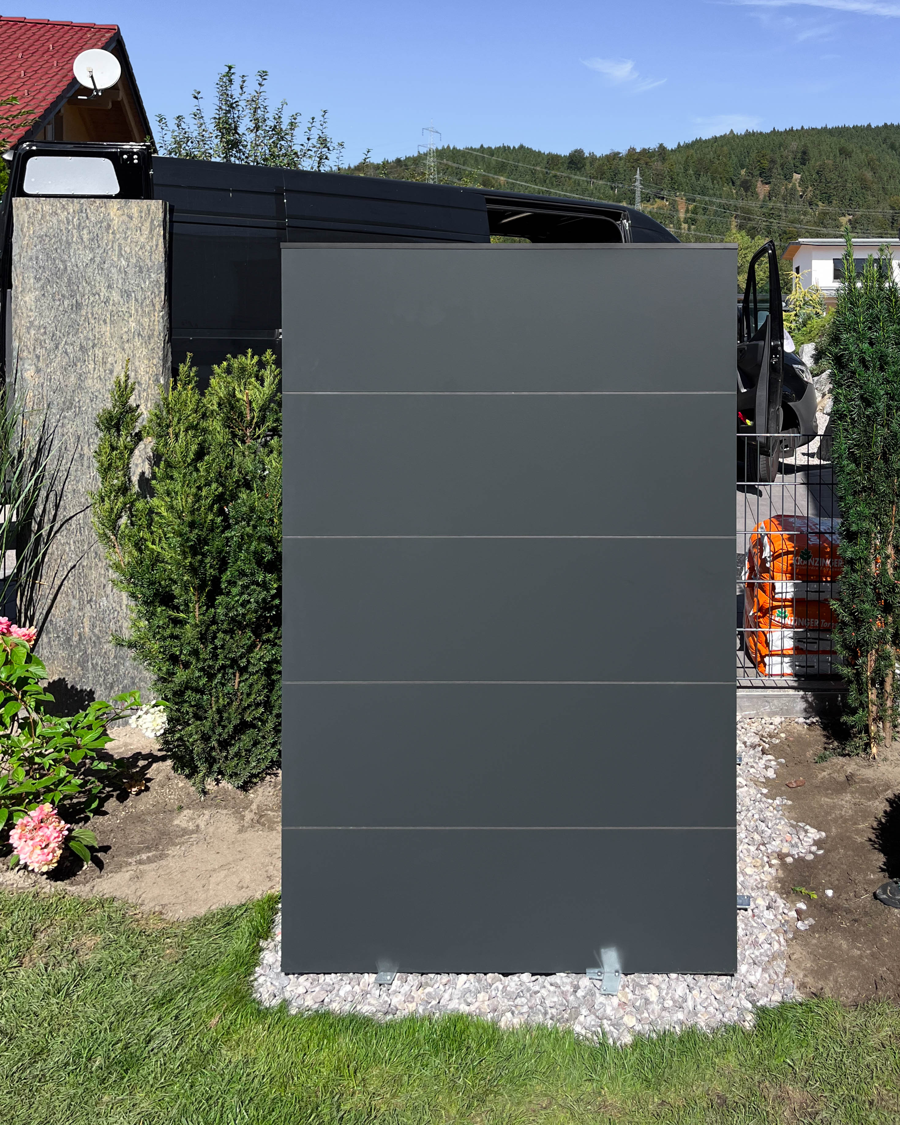 Rivestimento alto per pompa di calore in HPL resistente alle intemperie