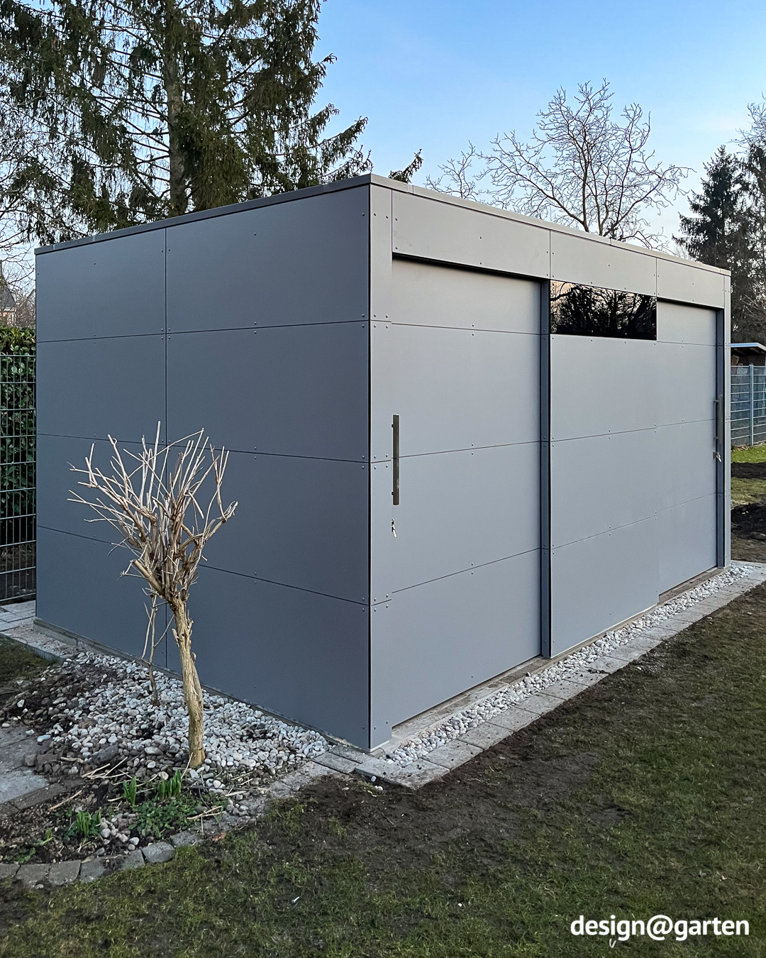 Grande capanno da giardino in HPL con due porte, realizzato su misura