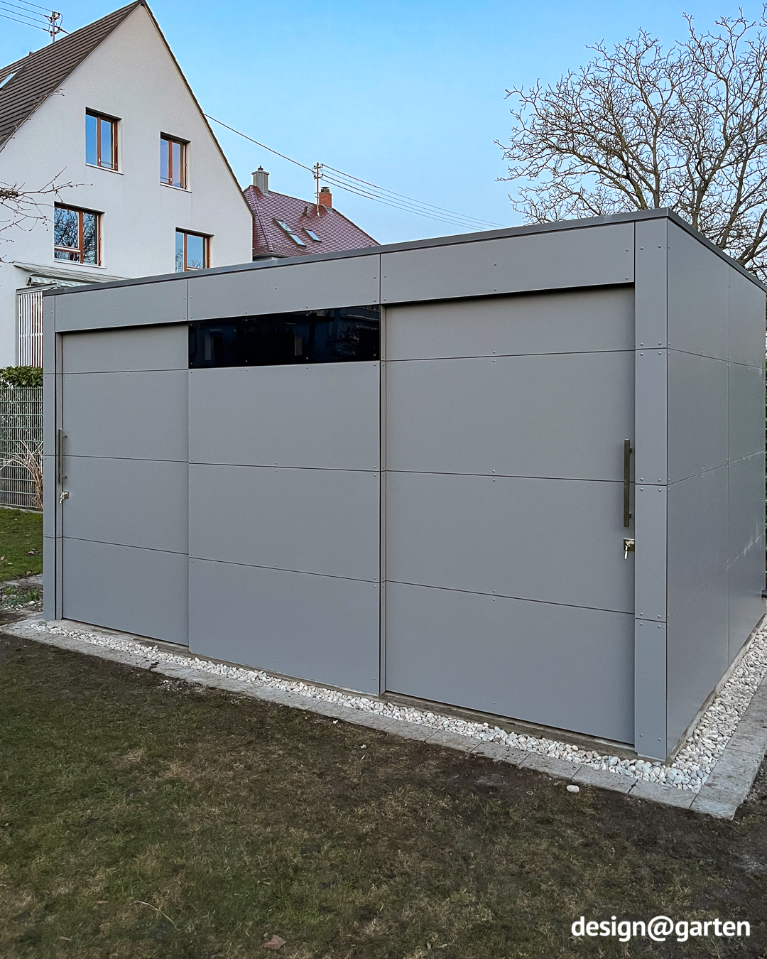 Grande capanno da giardino in HPL con due porte, realizzato su misura