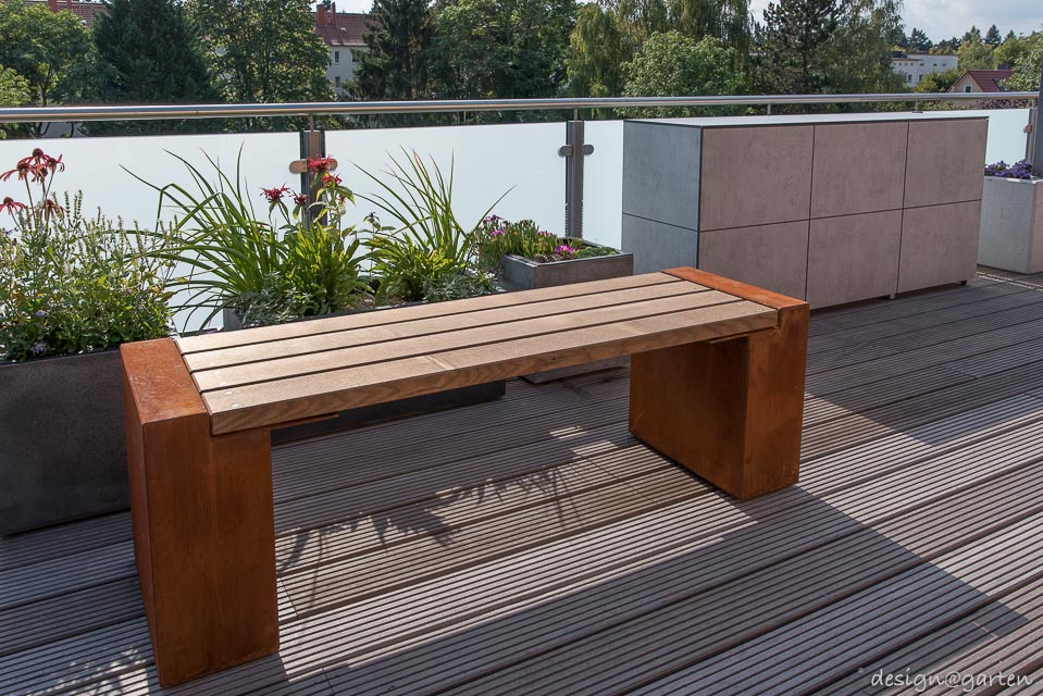 Urbanità moderna: armadi a terrazza con effetto cemento a vista