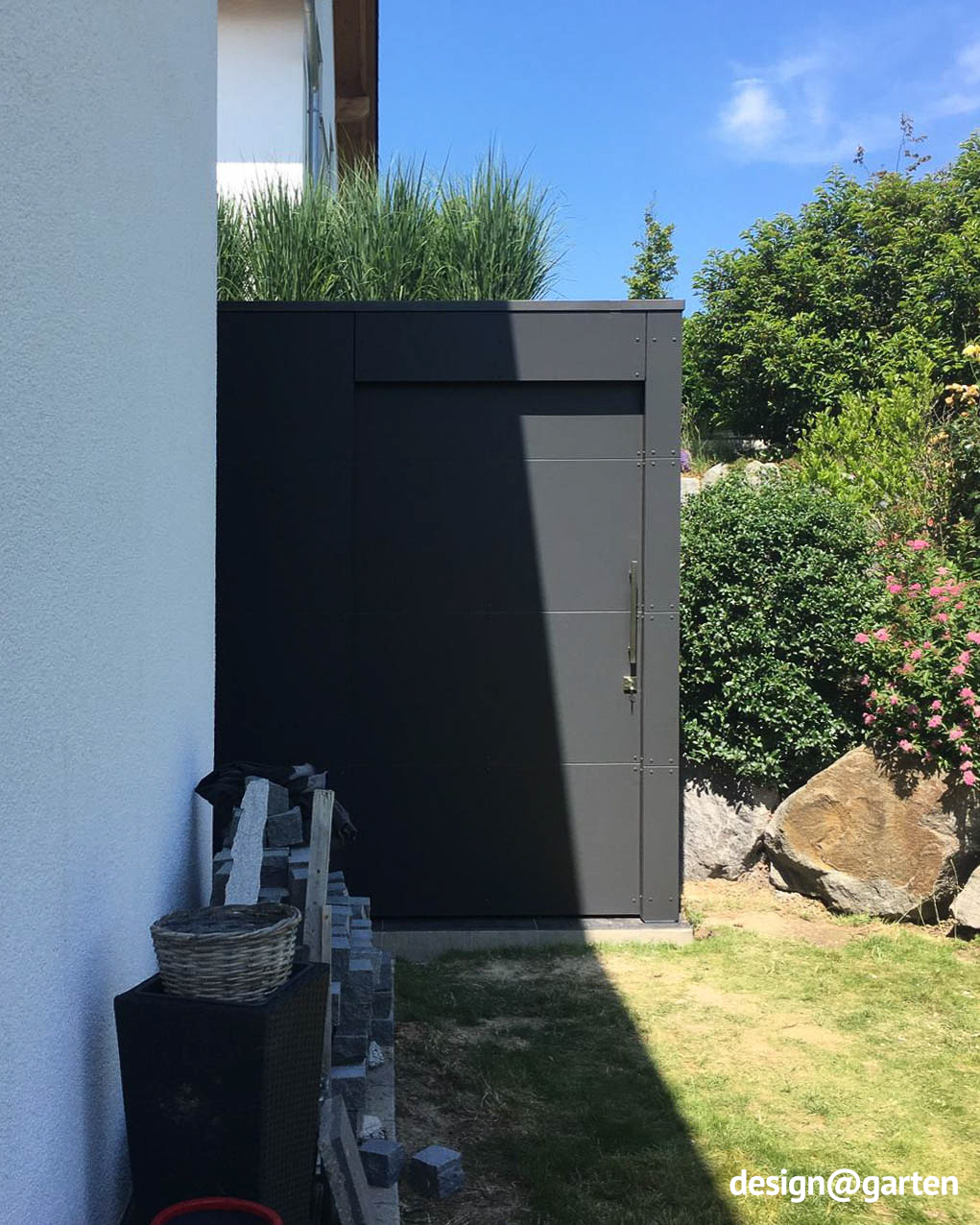 Casetta da giardino stretta in antracite su misura a Merano