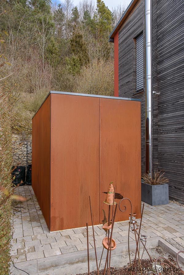 Estetica senza tempo in giardino: la moderna casetta da giardino in acciaio Corten