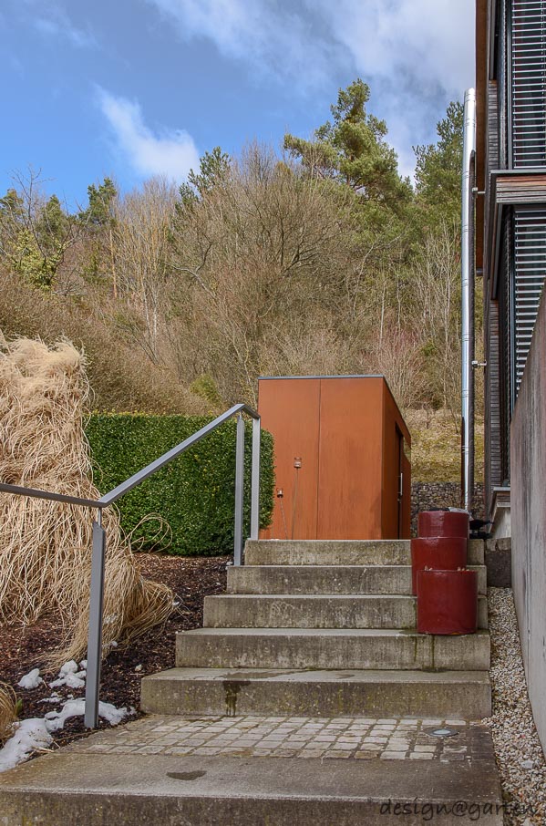 Estetica senza tempo in giardino: la moderna casetta da giardino in acciaio Corten