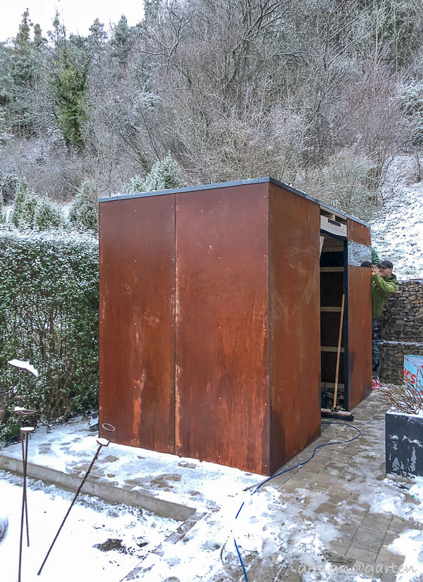 Estetica senza tempo in giardino: la moderna casetta da giardino in acciaio Corten