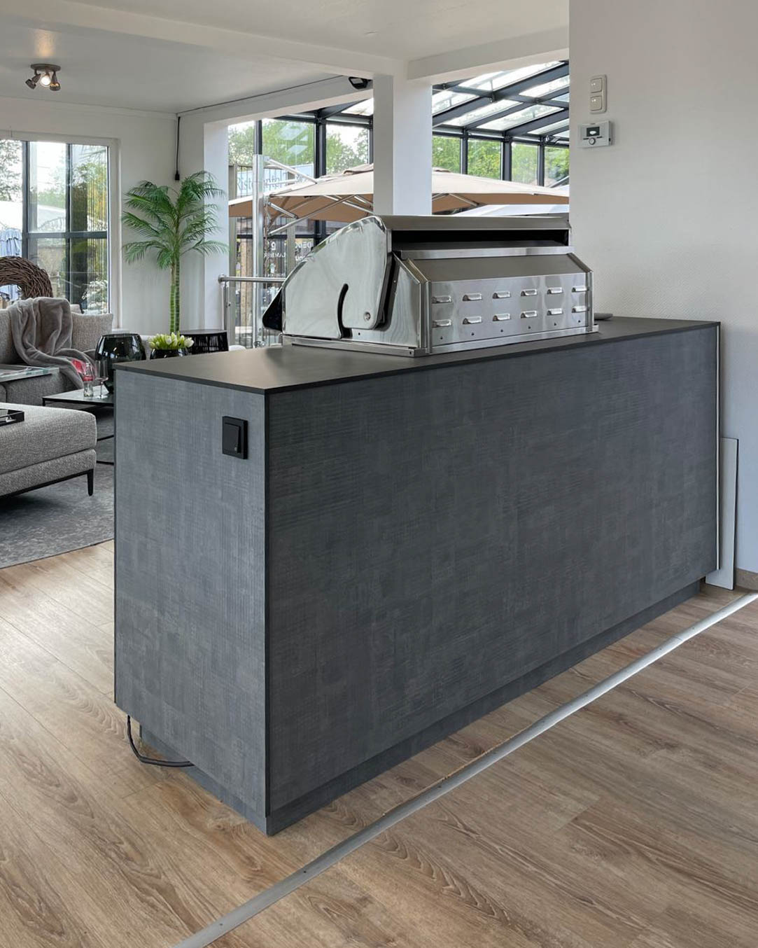 Piccola cucina da esterno grigia con barbecue Napoleon su misura