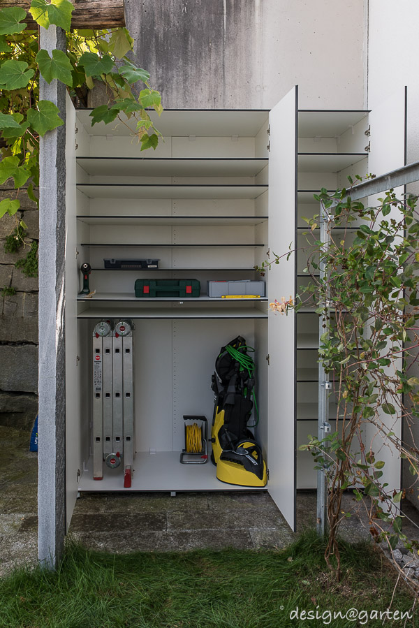 Una coppia di mobili contenitori ben studiata: gli armadi su misura per terrazze esterne