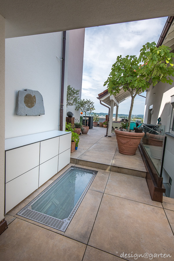 Una coppia di mobili contenitori ben studiata: gli armadi su misura per terrazze esterne