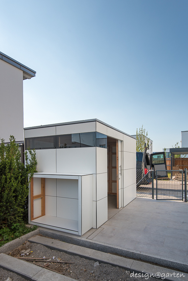 Soluzione efficiente per gli spazi: la casetta da giardino con tetto piano in HPL