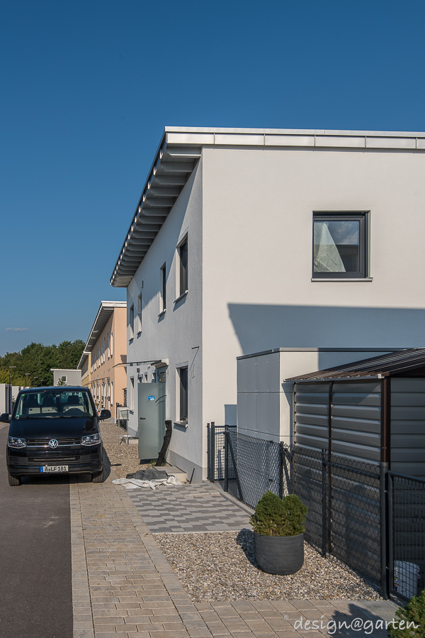 Soluzione efficiente per gli spazi: la casetta da giardino con tetto piano in HPL